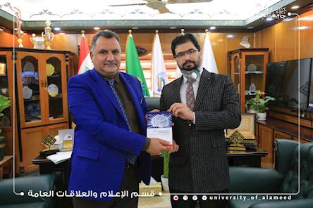 رئيسُ جامعة العميد يكرّم تدريسي في كلية الطب بعد إنجازه كتاباً في علم التشريح ونشره في دار نشر أوربية